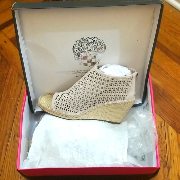 Vince Camuto Shoes - Vince Camuto Women's VC-Lereena Shoes in Moonstone True Suede Sz 8  NIB